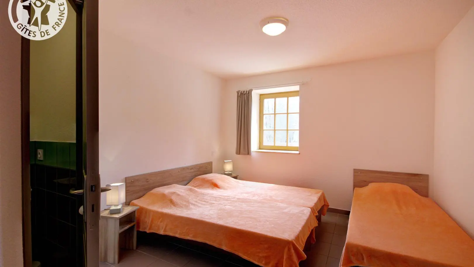 Chambre Orange : 2 lits 90 jumables + 1 lit 90