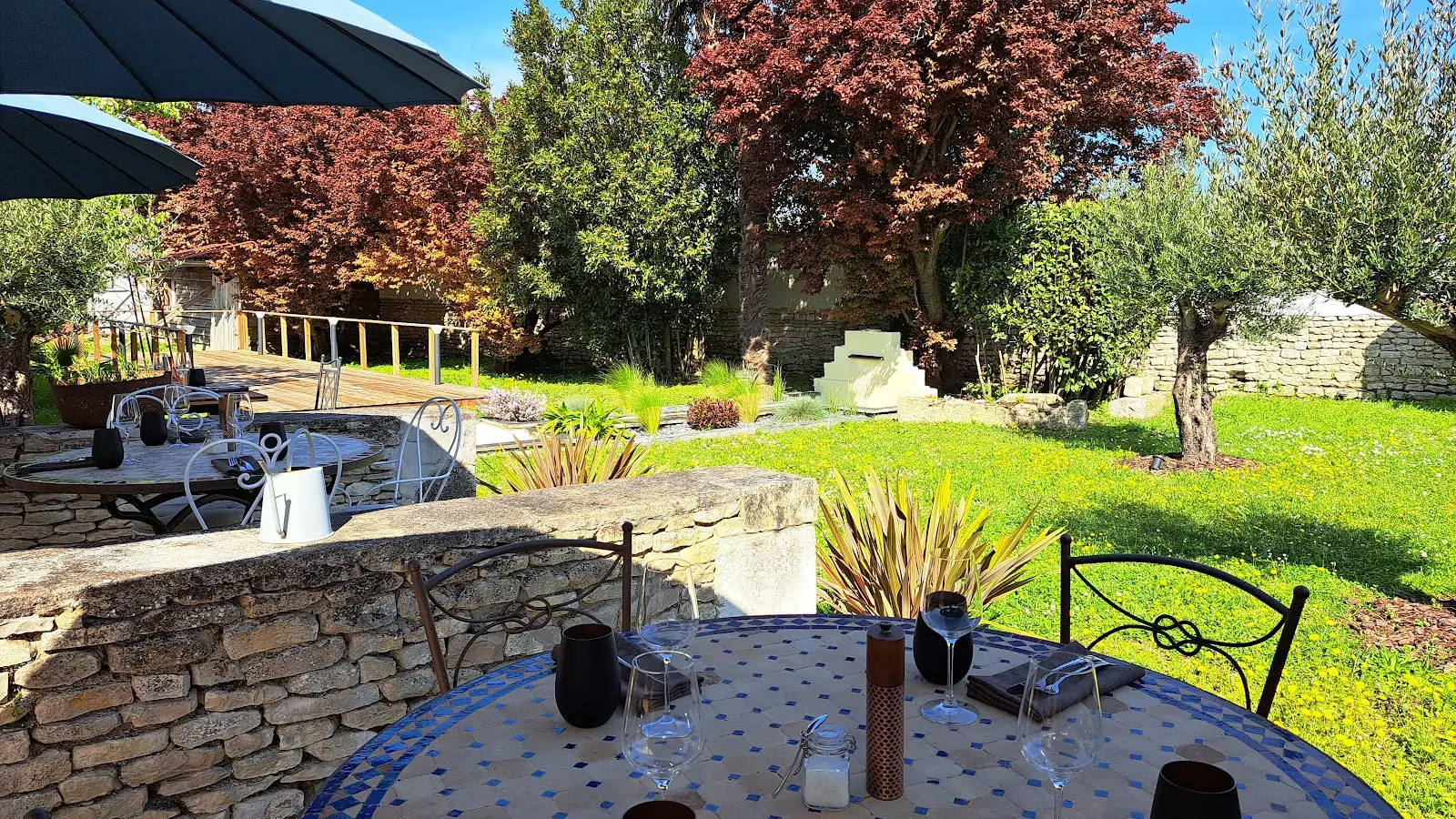 Terrasse-jardin-déjeuner-Restaurant-La-Maison-Ile-de-Re