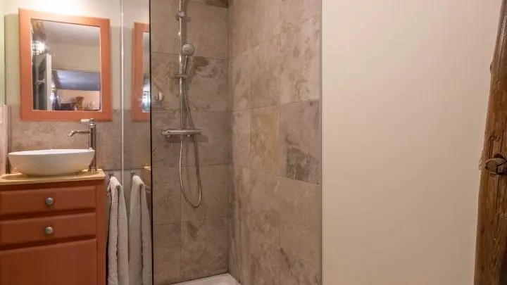 Salle de bain avec WC