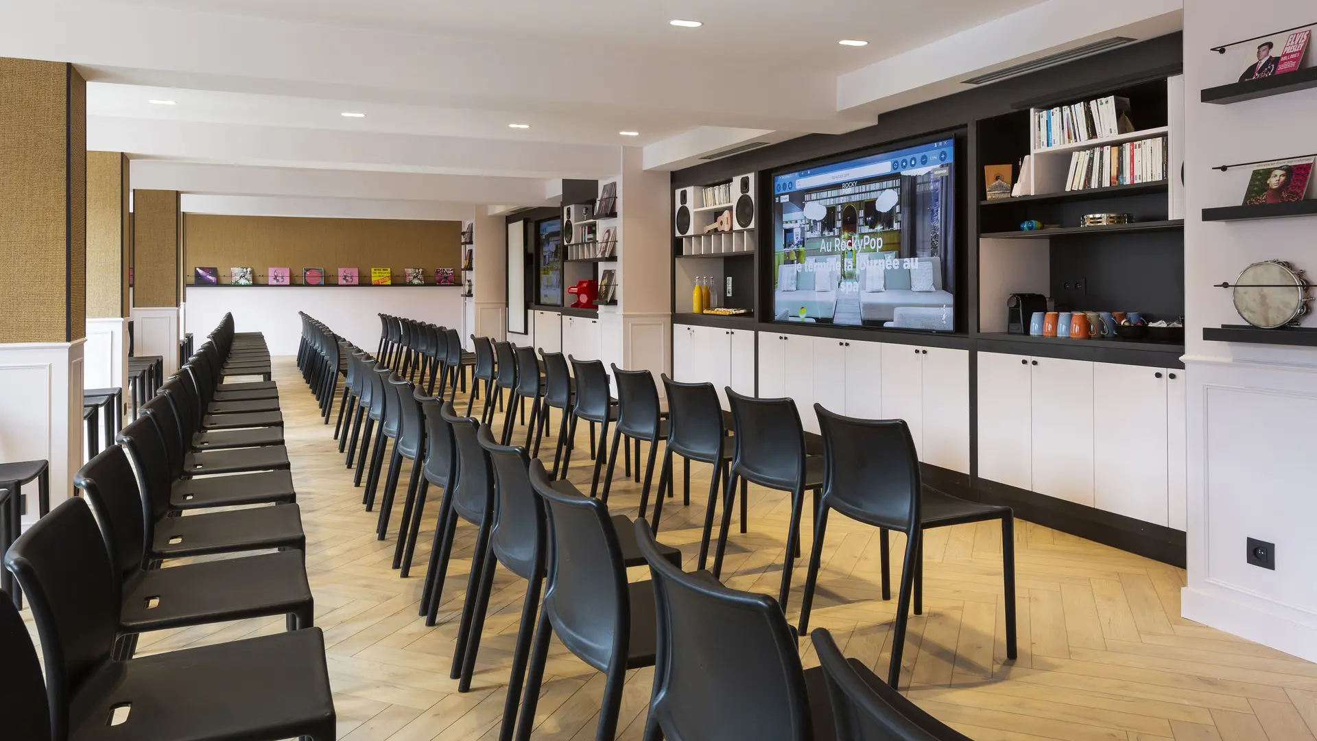 Grande salle de séminaire ou réunion avec boissons et viennoiseries