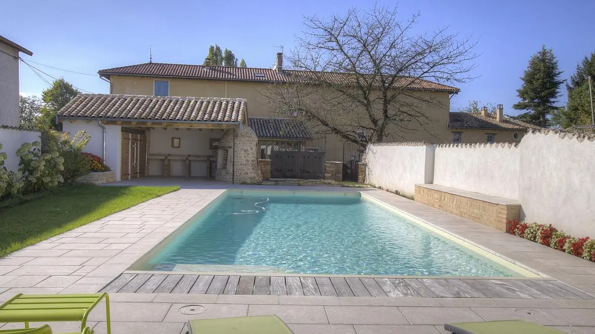 Piscine,  avec entrée sécurisée, mise à la disposition des hôtes.