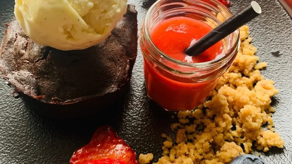 Fondant chocolat, crumbles aux épices coulis fraise basilic