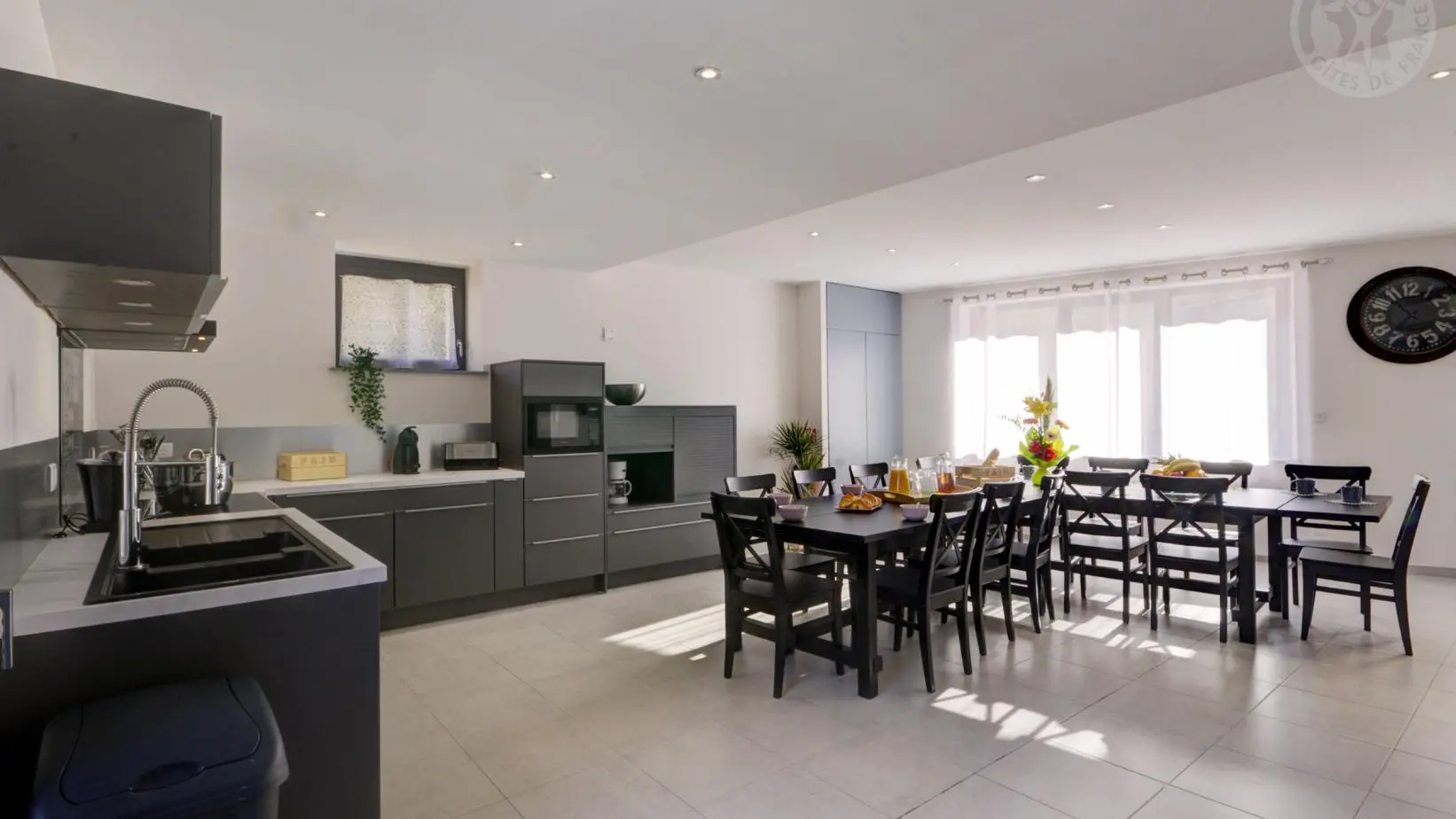 Pièce à vivre avec cuisine ouverte sur la salle à manger et accès direct sur la terrasse et le jardin.