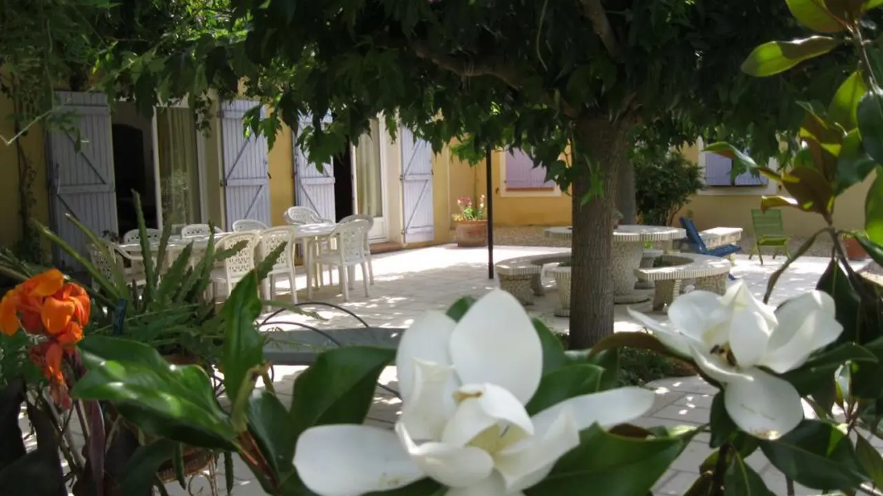 terrasse où l'on sert le petit déjeuner