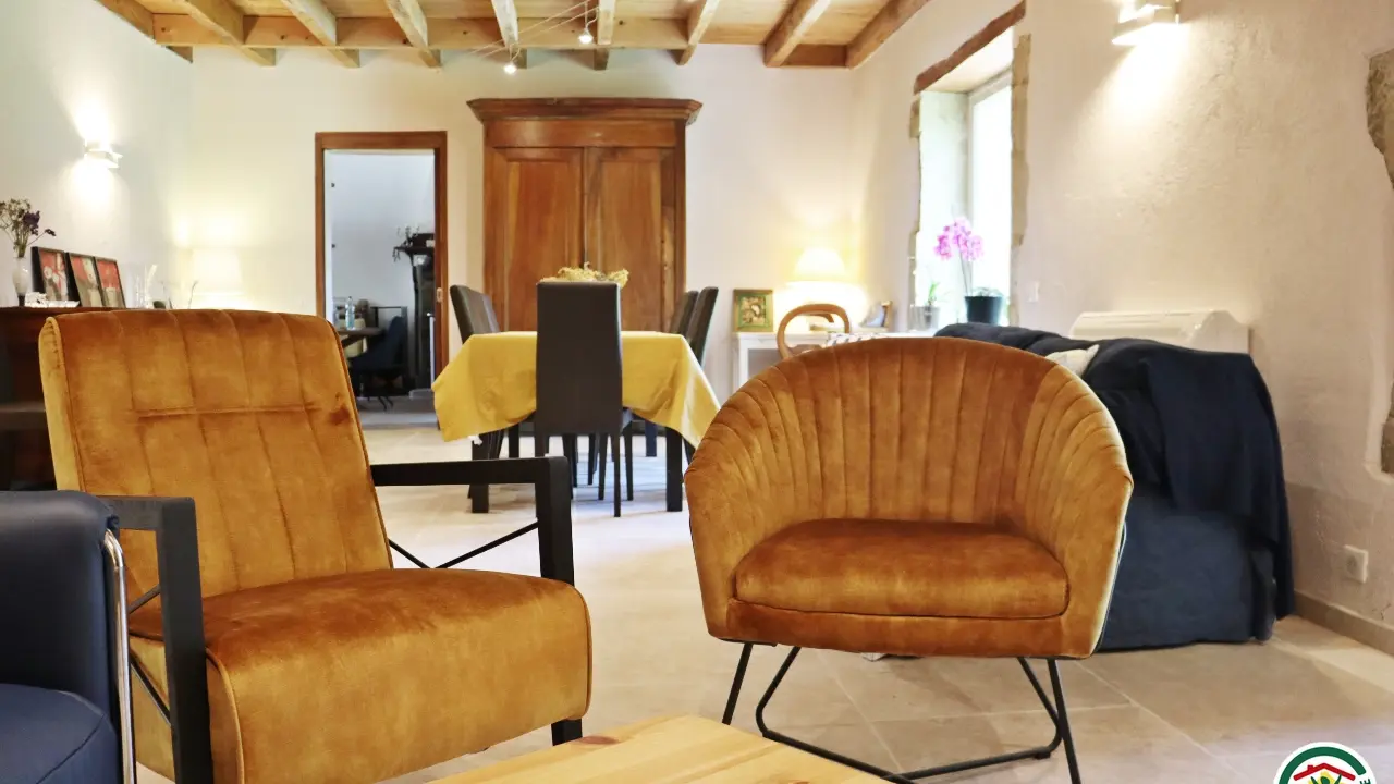 La pièce commune : coin salon, détente, piano et salle de petit déjeuner