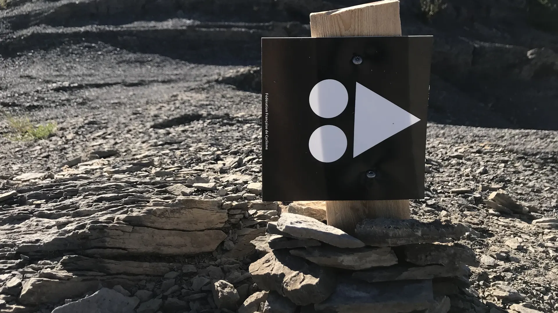 Sentier balisé dans les Terres Noires