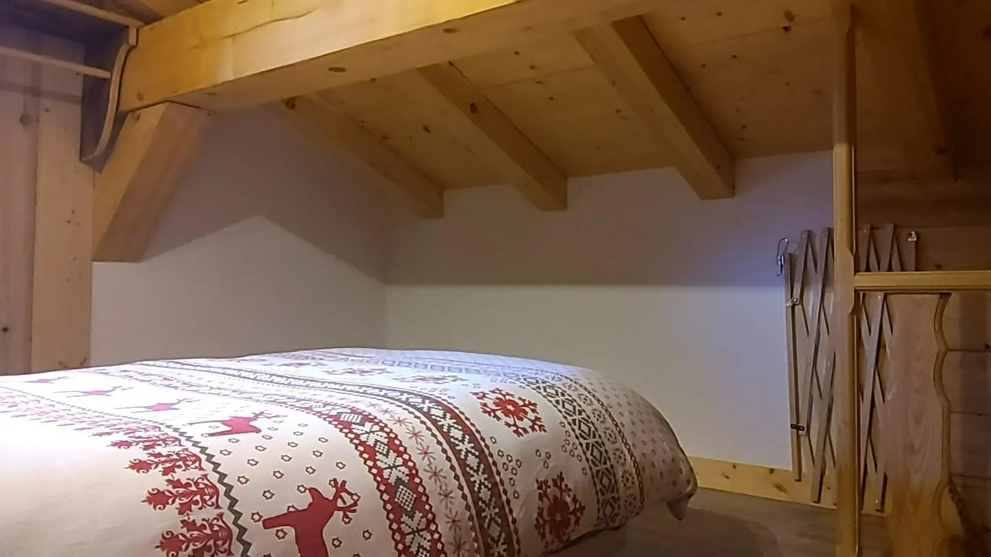 Entrée de la mezzanine avec poutraison basse