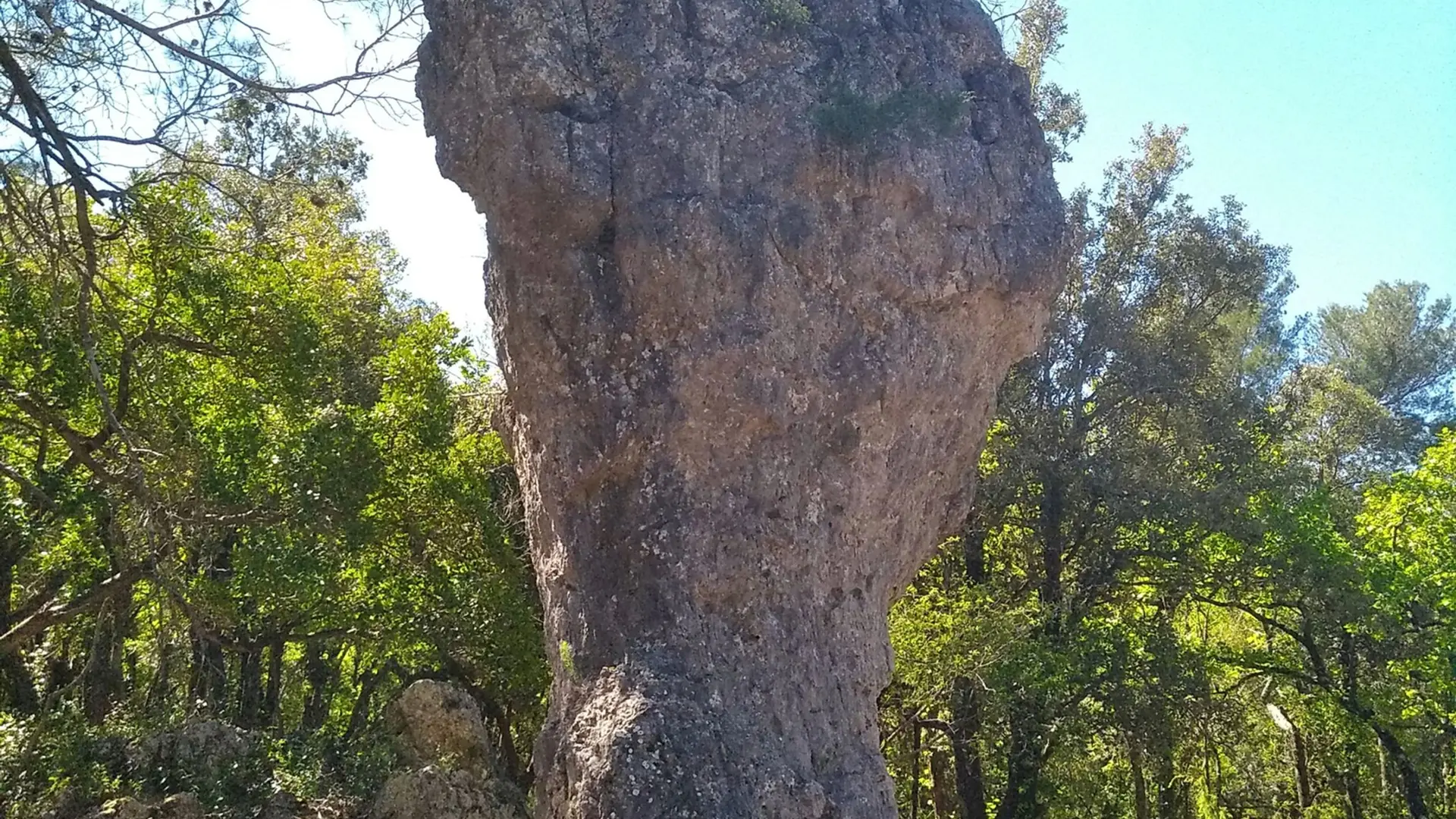 Grand rocher type aiguille aux abords du sentier