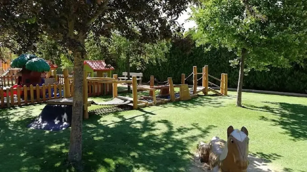 Une vue de l'aire de jeux spécial bébés