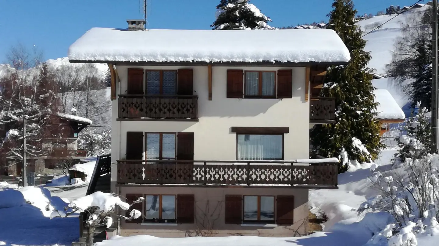 Chalet situé à 1000m d'altitude, d'accès facile en hiver et à proximité du domaine skiable La Princesse