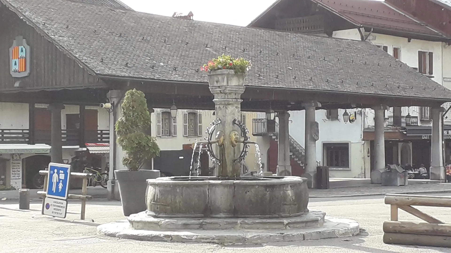 Place du gros tilleul de Samoëns avec sa fontaine et sa grenette.