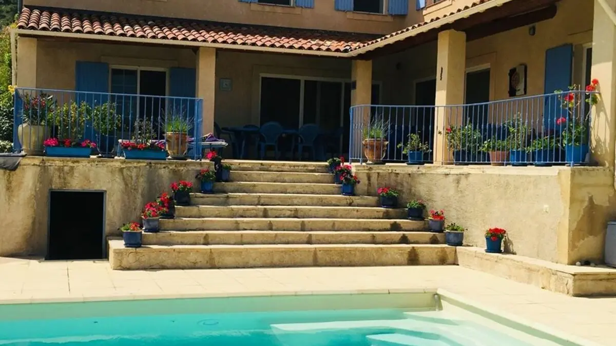 Vue sur la maison depuis la piscine