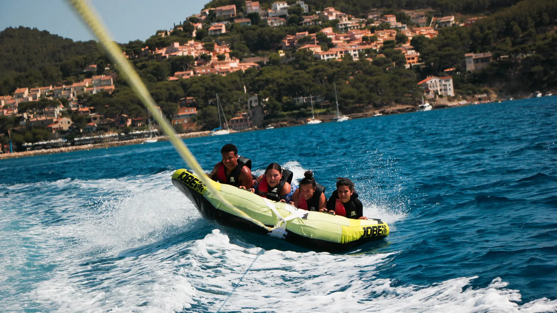 Bouée tractée avec wake sensation