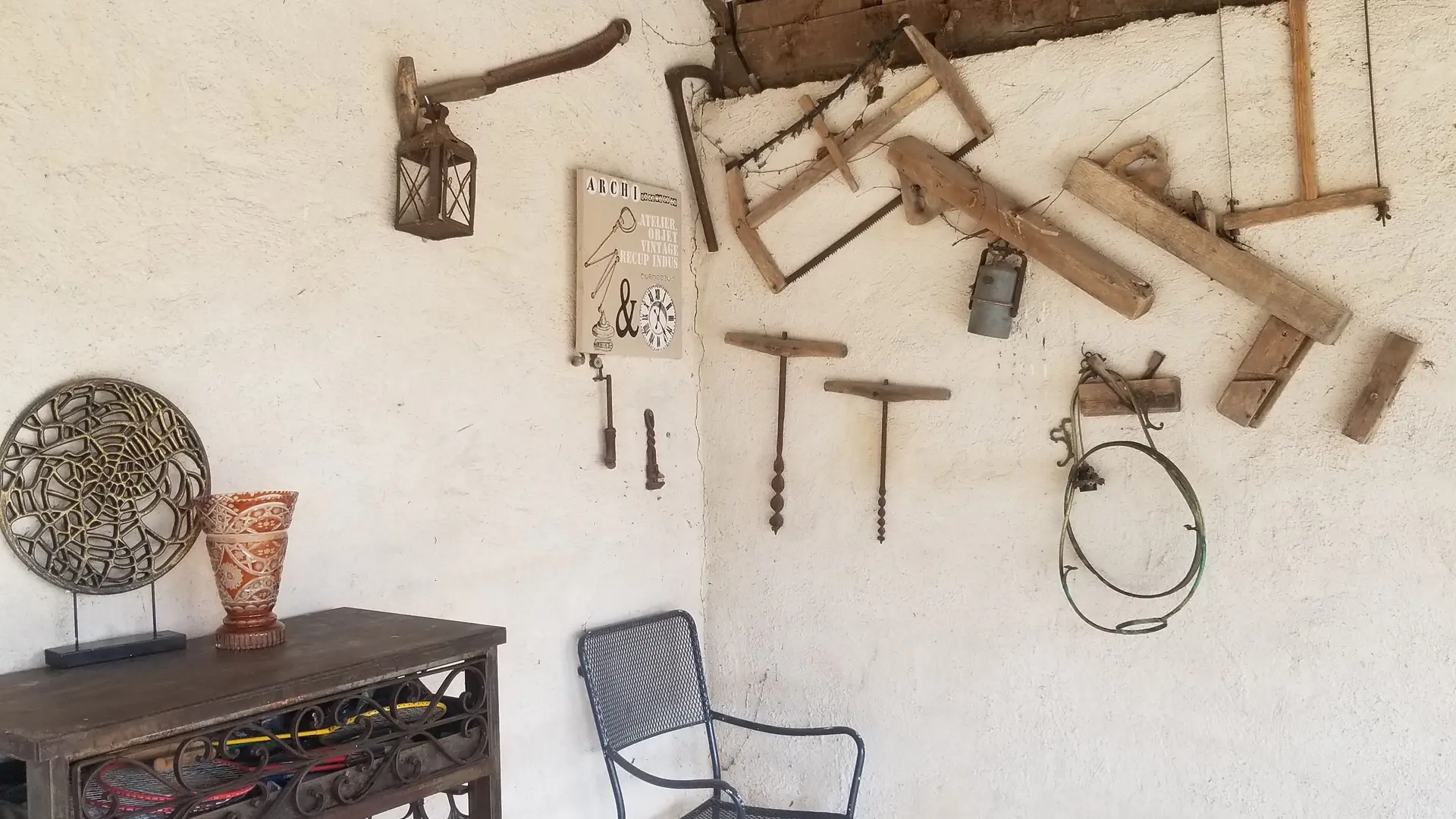 abri voiture, présentation de quelques outils anciens.