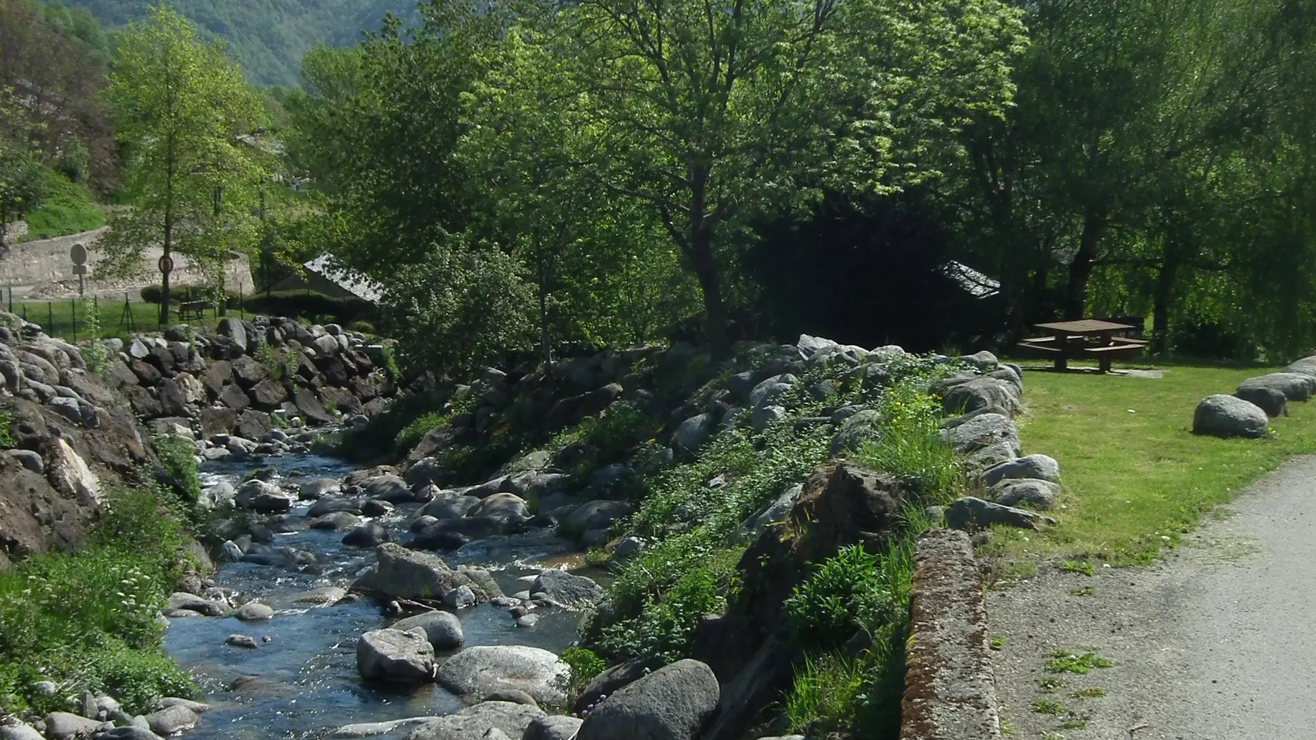 Cours d'eau et zone de pique-nique