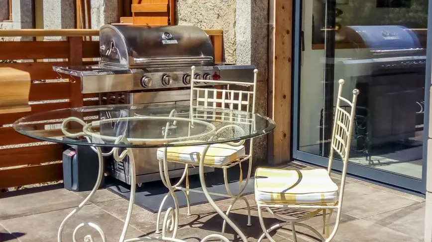 Terrasse aménagée avec barbecue