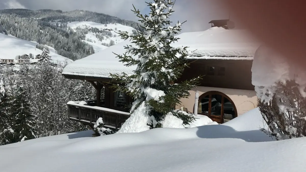 chalet sous la neige