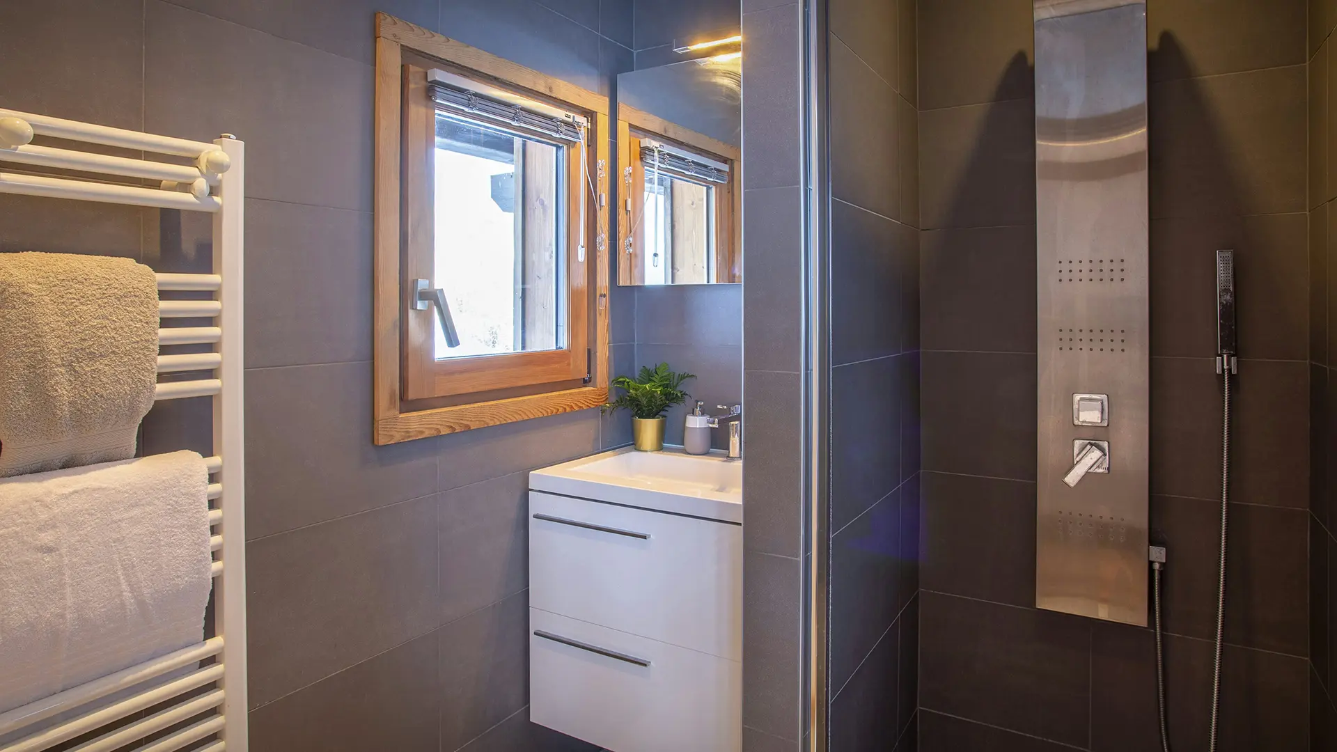 Sale de bain avec douche