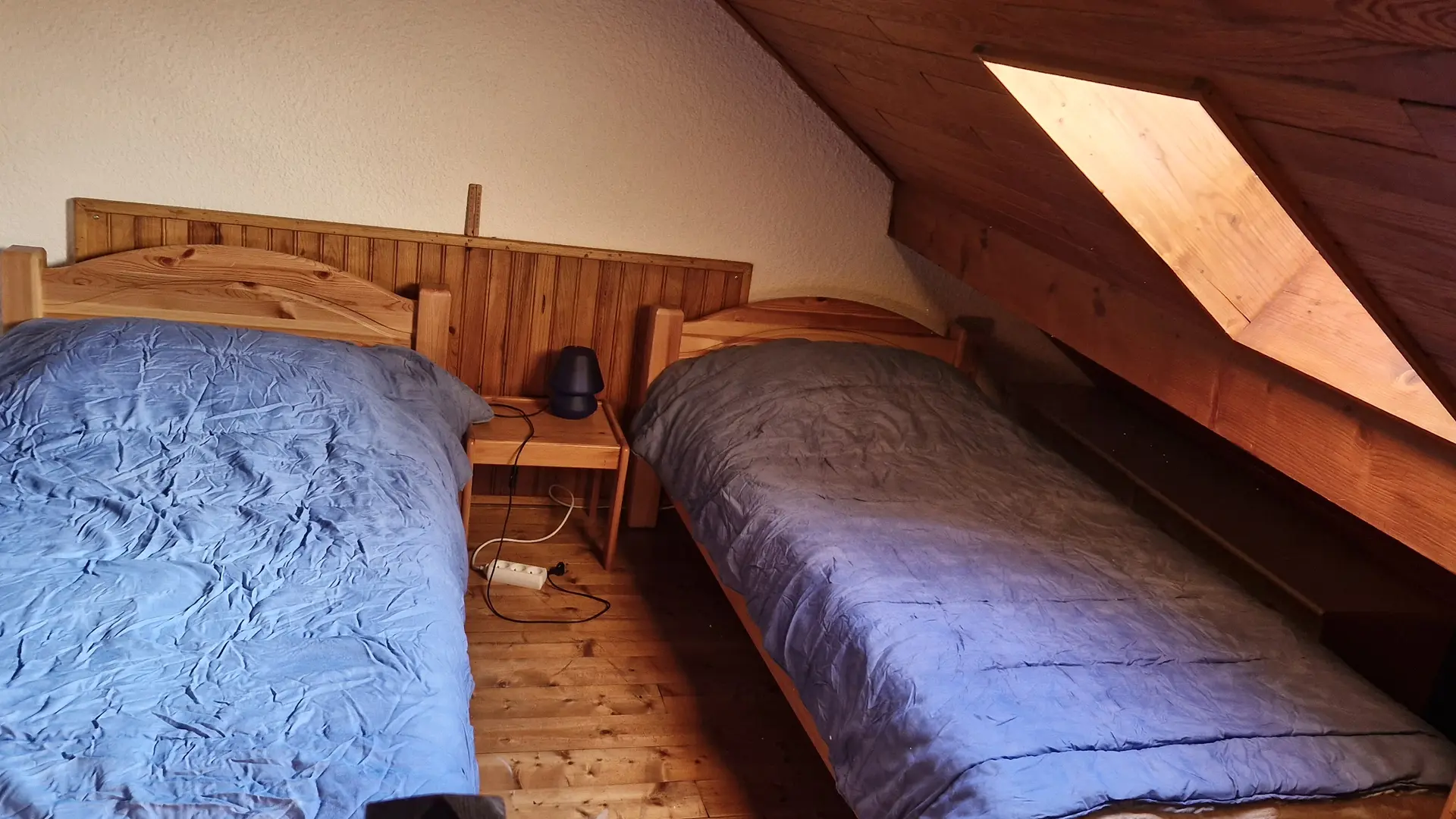 2 lits simples en sous-pente avec un velux