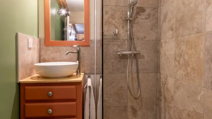 Salle de bain avec WC