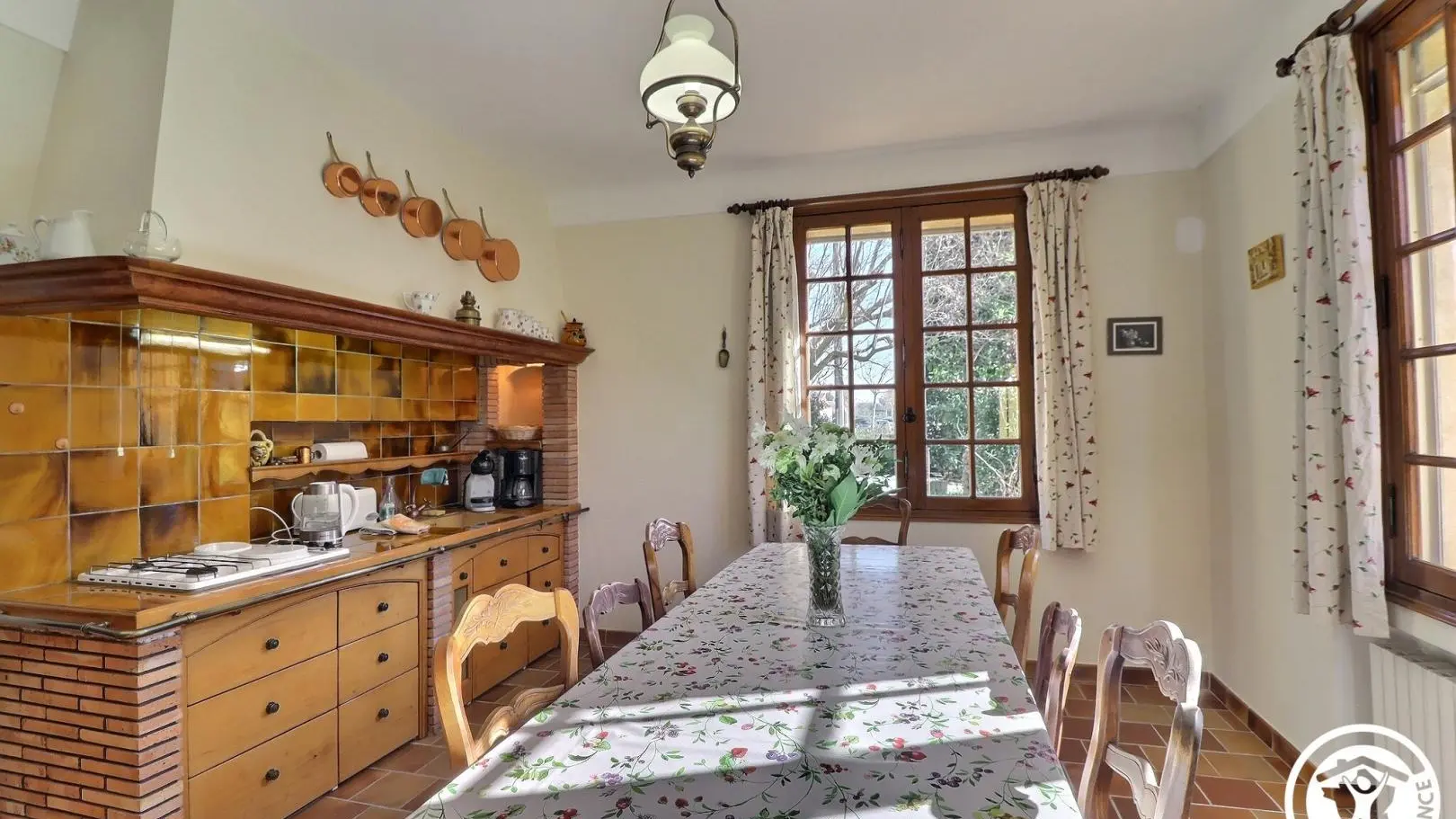 Salle à manger avec coin petit-déjeuner