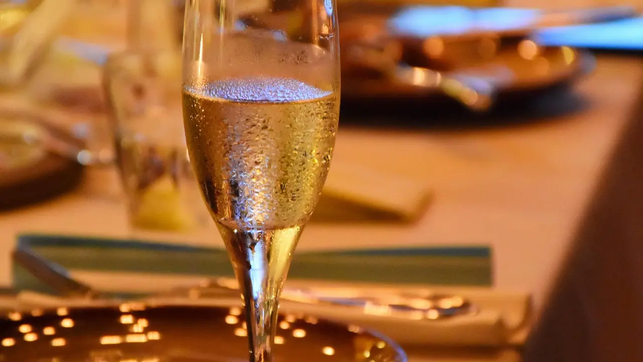 Table de fête et coupe de pétillant