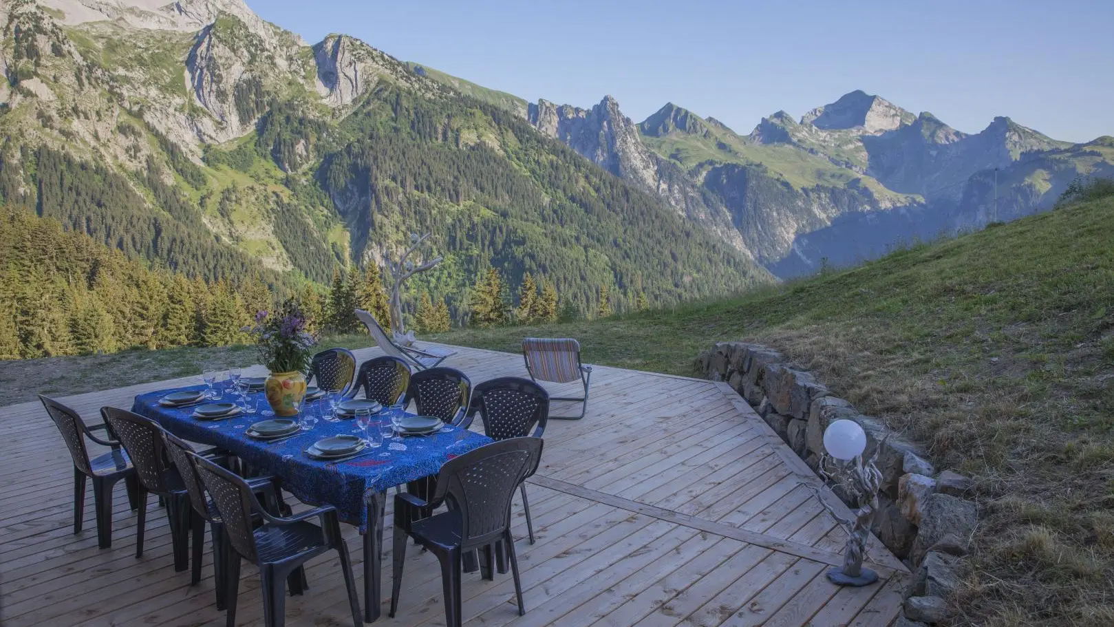 Terrasse face au soleil couchant sur la Chaine des Aravis
