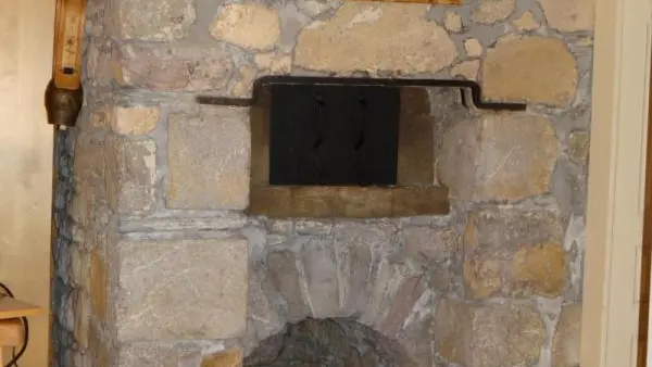 Ancien four à pain du 19ème siècle, aujourd'hui ornemental.