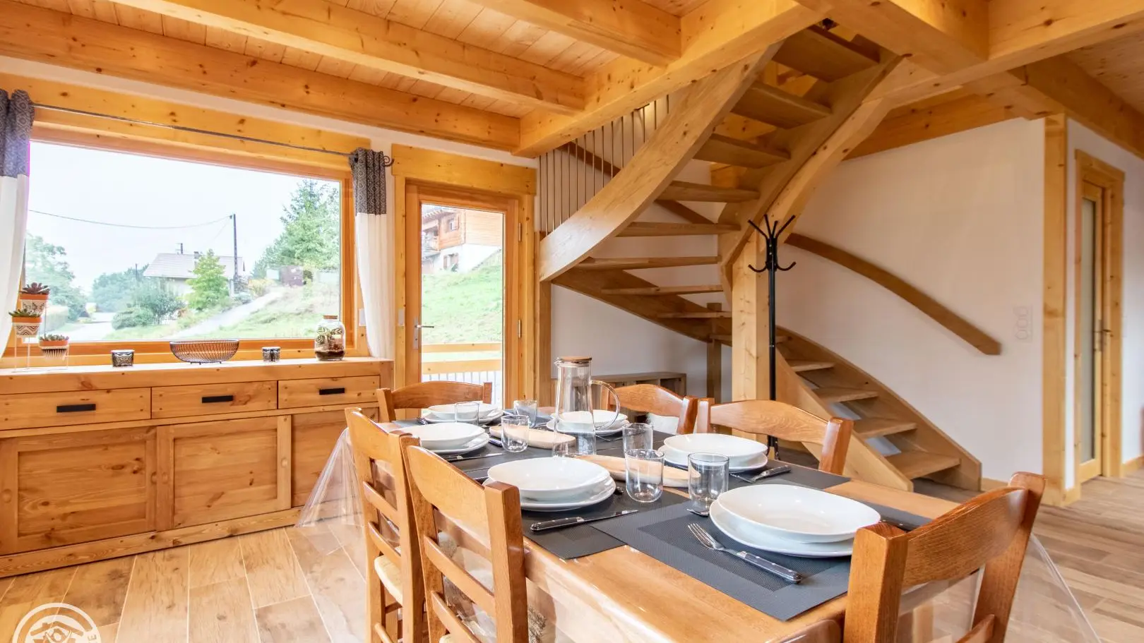 Espace repas et accès étage