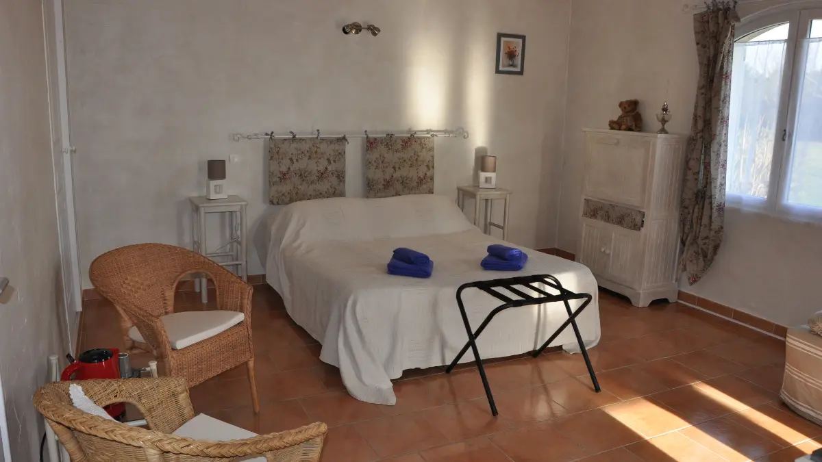 chambre spacieuse et ensoleillée