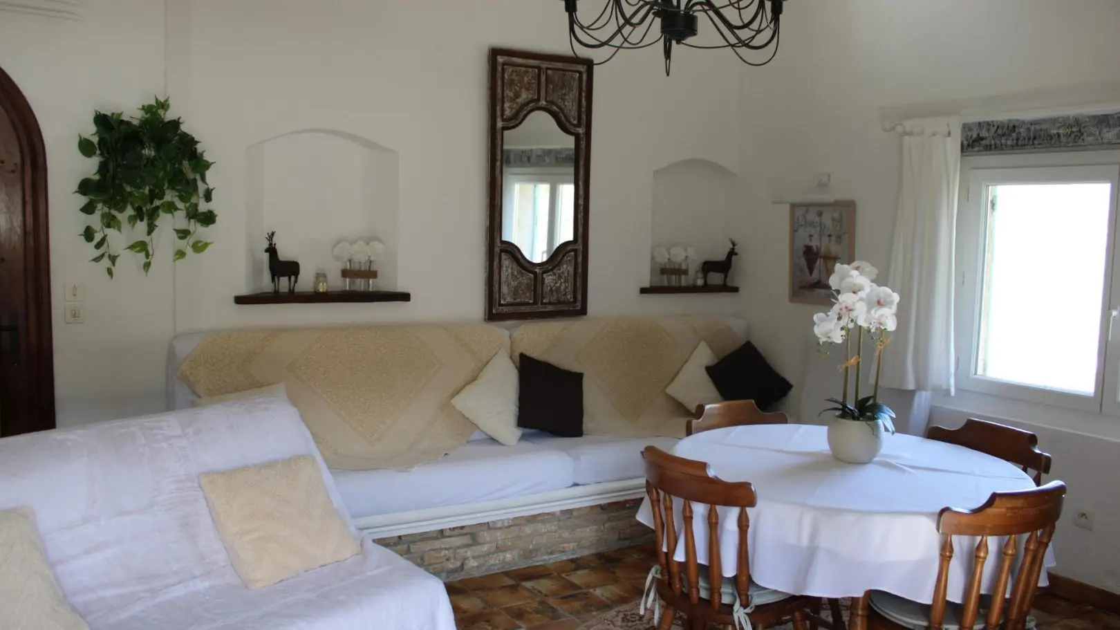 Salle à manger Salon-
Villa La Myreclose-Saint Auban-Gîtes de France Alpes Maritimes