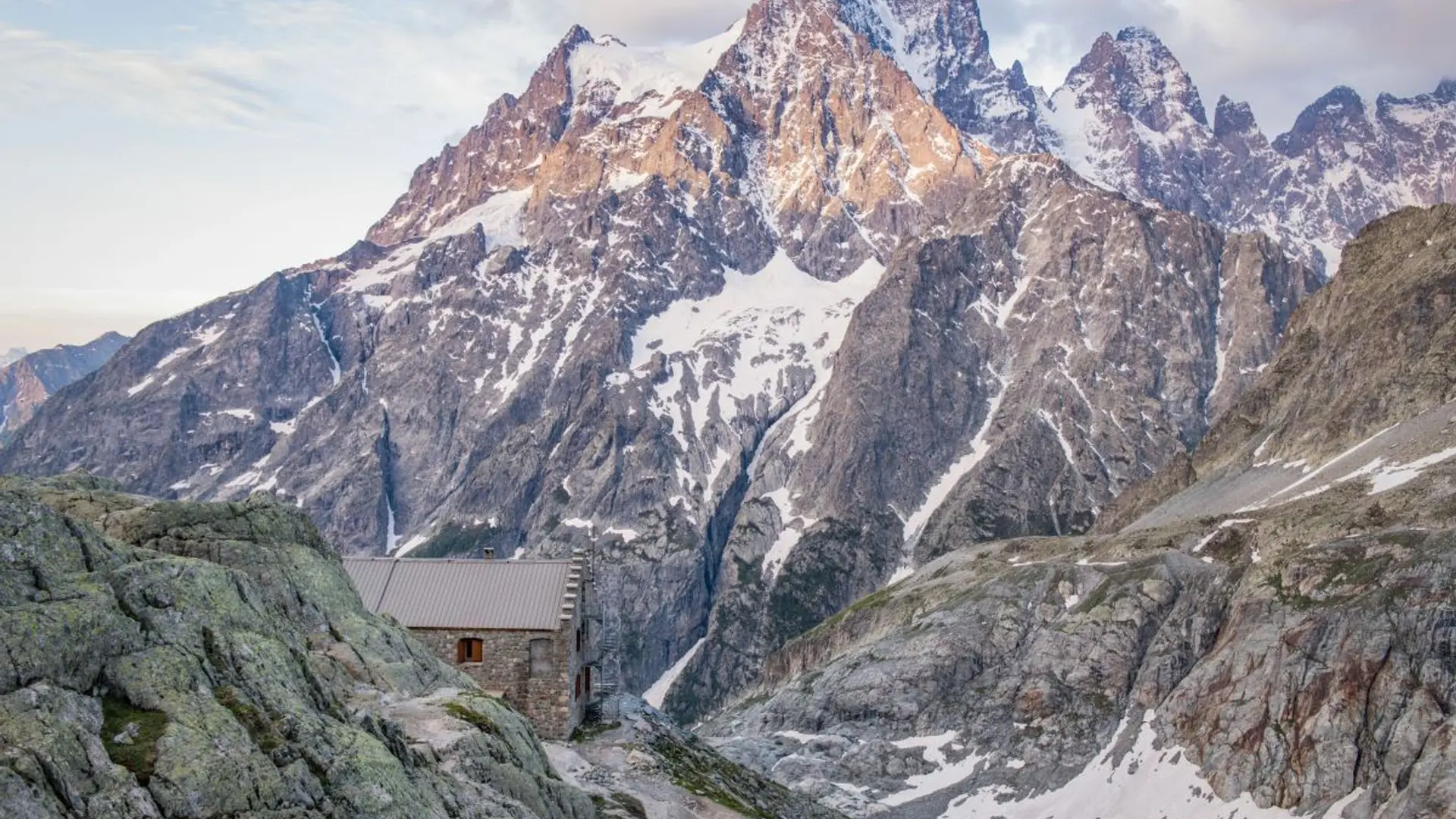 Refuge du glacier blanc et mont Pelvoux en arrière-plan