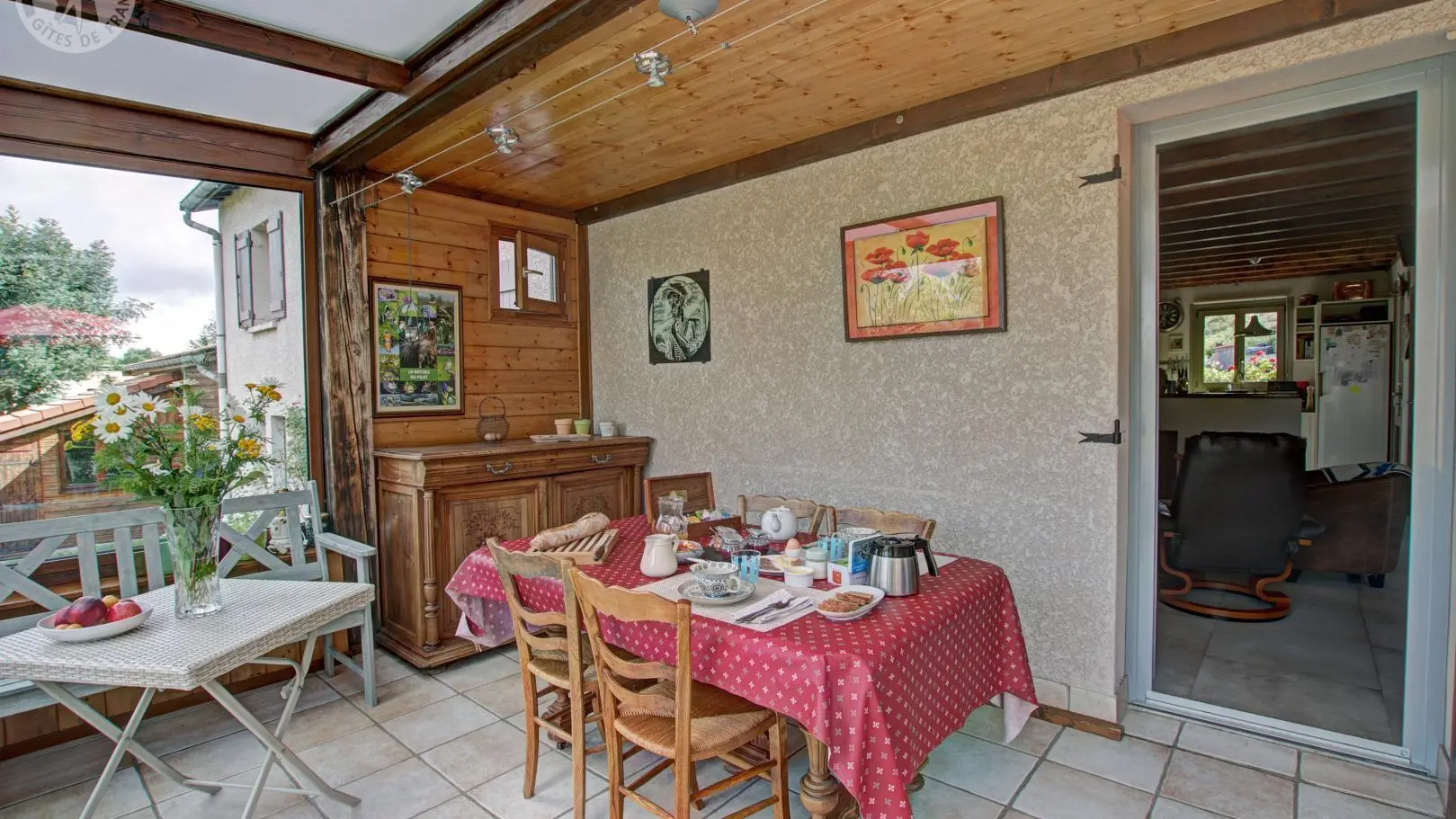 Petit déjeuner servi dans la véranda à la belle saison