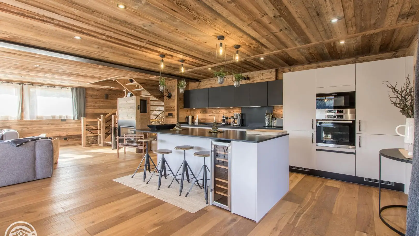 Cuisine équipée en espace ouvert sur le séjour