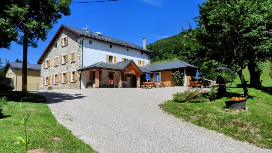 entrée du Gîte les Carlines entouré de forêt
