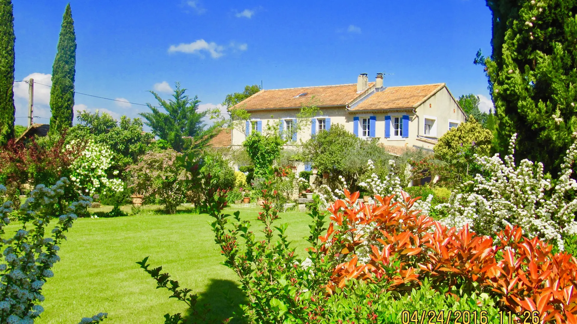 Le mas du vieux pont , à droite la location de vacances