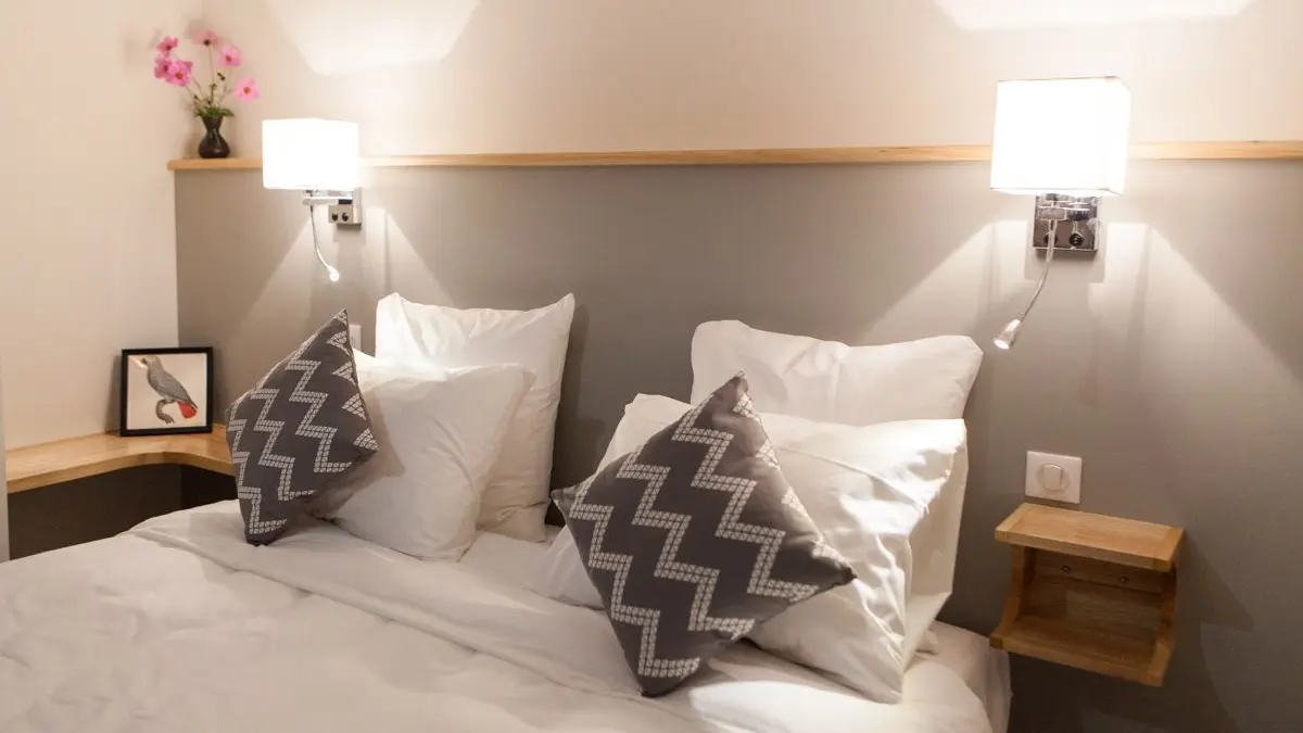 La chambre Perroquet Gris du Gabon: un petit côté 60s espiègle à LOU PAPAGAI