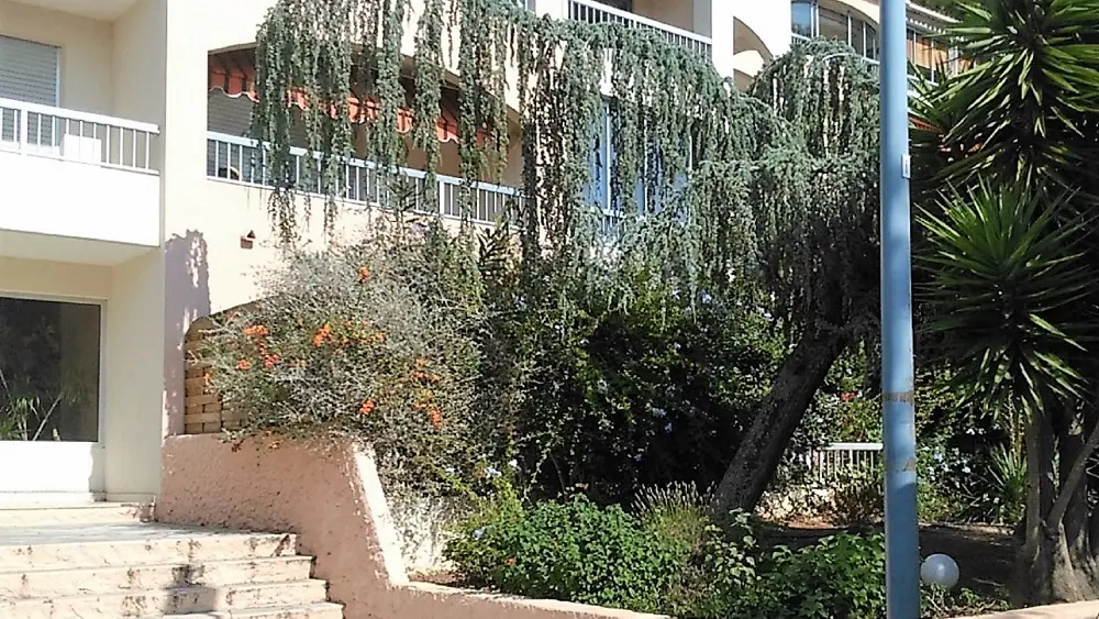 Studio dans une résidence - Pin Rolland - Neboit Jean Claude