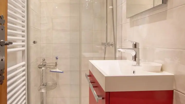 Salle d'eau à côté de la chambre.