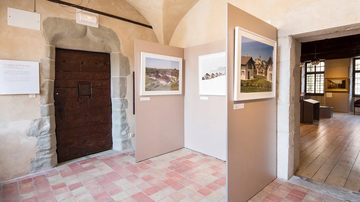 Exposition permanente de découverte du territoire d'Annecy. Ici salle qui clôture le parcours introductif sur les représentations du territoire. Ici des images contemporaires d'Olivier Nord