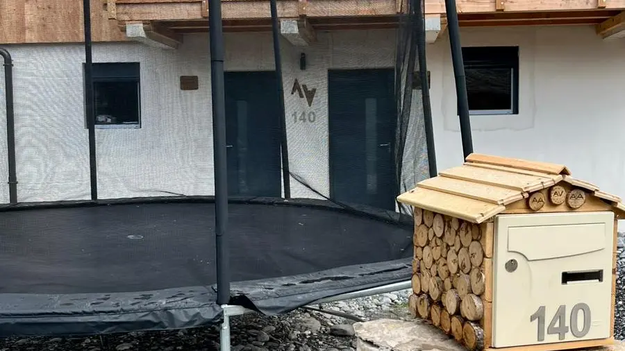 Trampoline dans le jardin