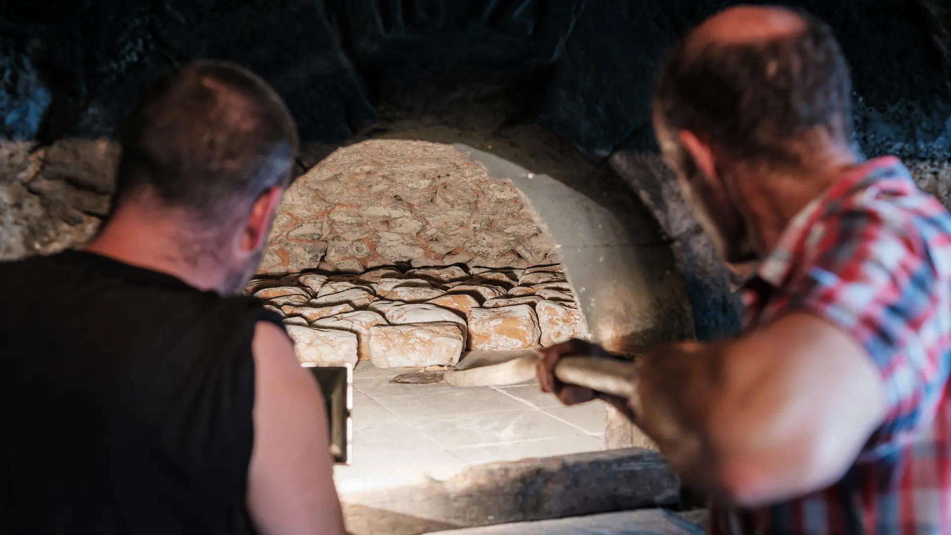 Cuisson du pain dans le four du hameau du Chazelet