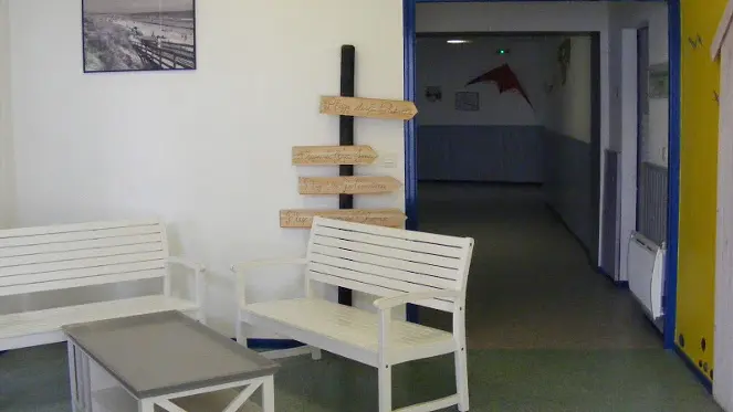 Salle commune avec banquettes