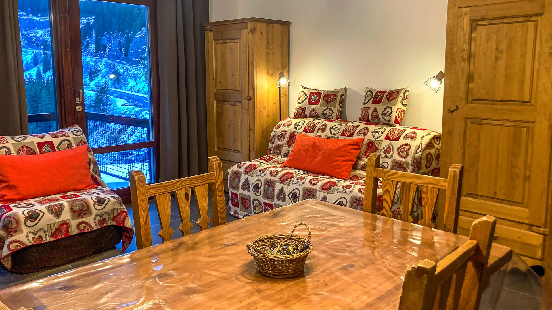 Salon avec table à manger