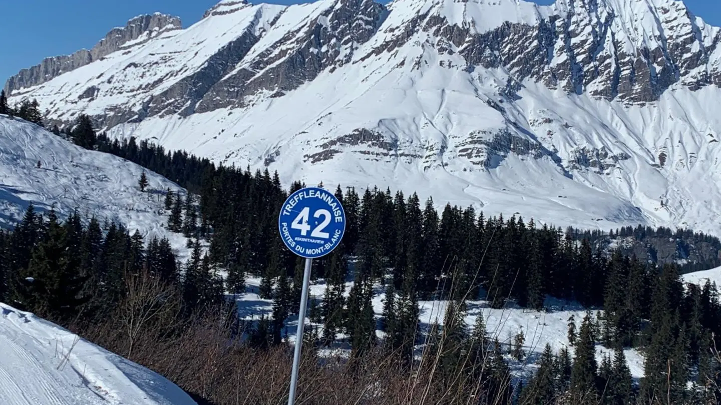 Piste retour station face aux Aravis, après avoir skié face au Mont-Blanc