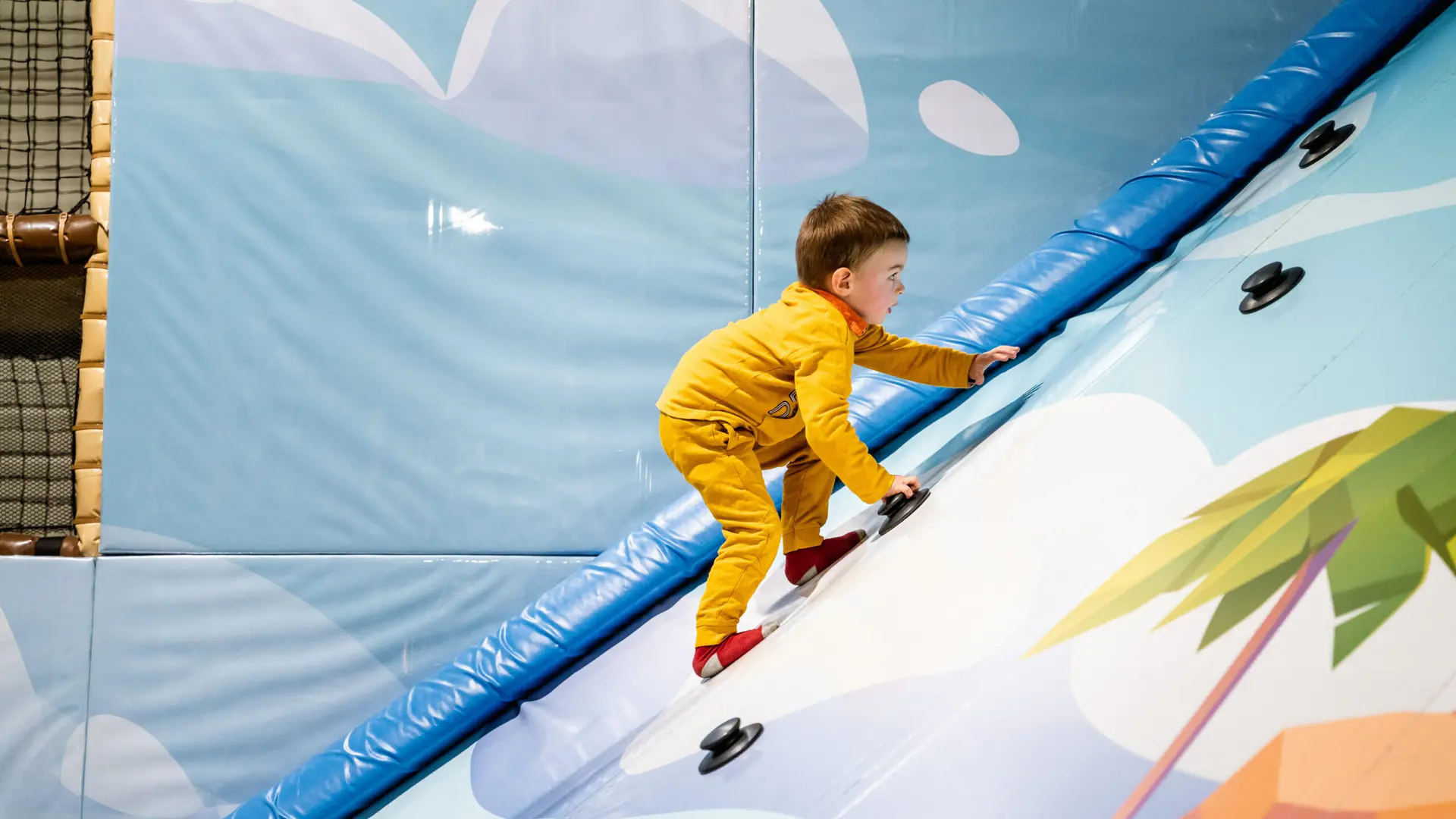 enfant sur une attraction