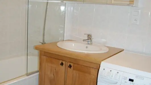 Salle de bain 3 avec baignoire