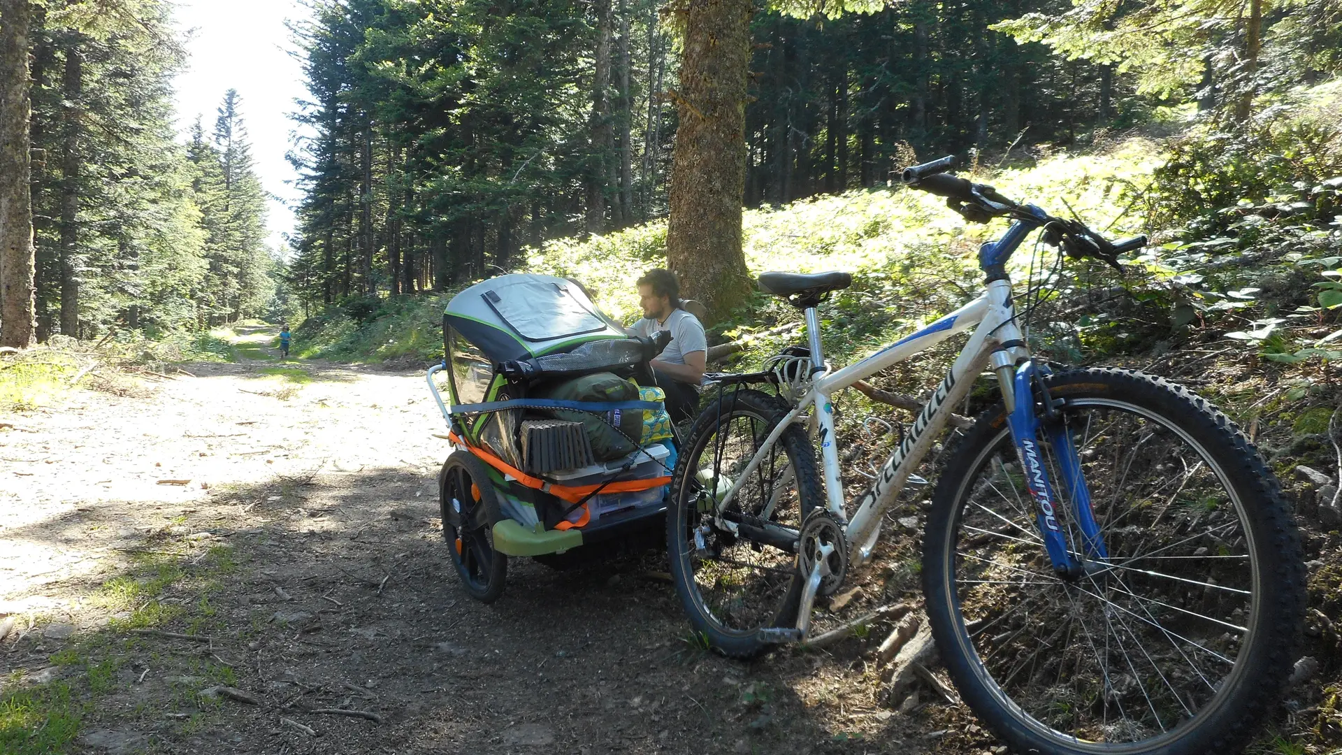 Transport du matériel de Bivouac pour la nuit en forêt : slow tourisme
