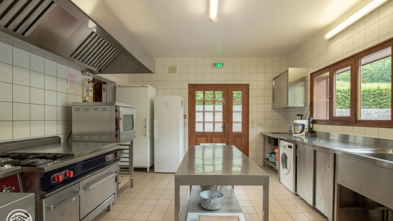 Cuisine très bien équipée.
Grande réserve au fond à gauche.