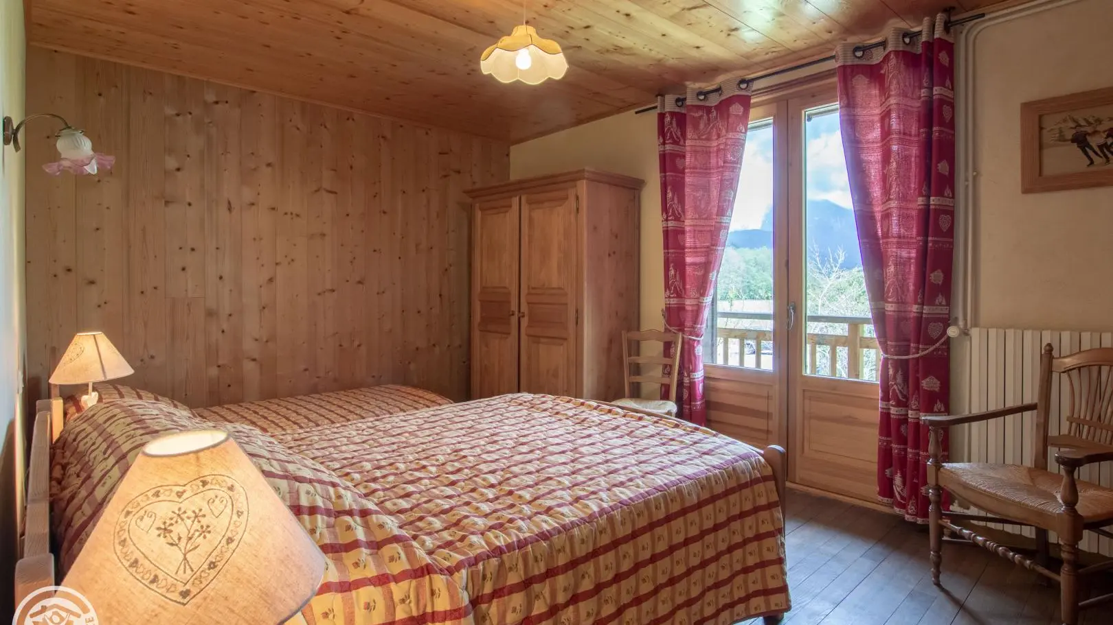 Chambre 2 : 1 grand lit 2 personnes et un lit 1 personne.